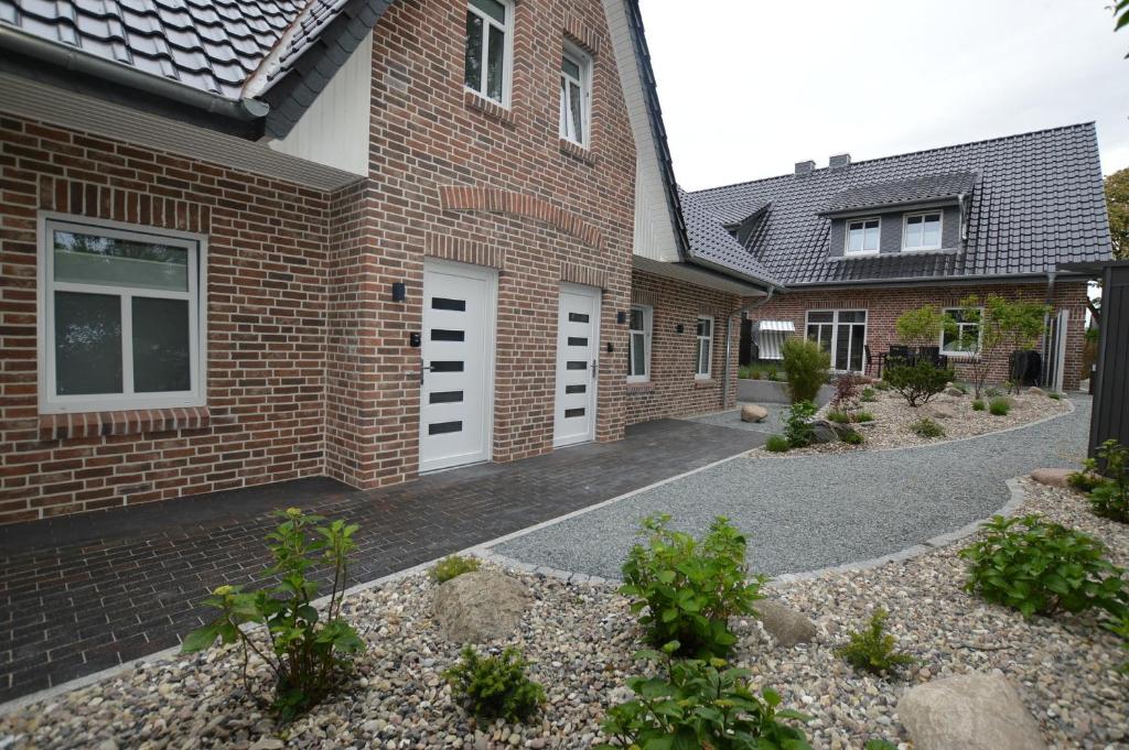 伯格奥夫费马恩Stadthaus 4, inkl 1 Parkplatz的砖屋,有白色门和车道