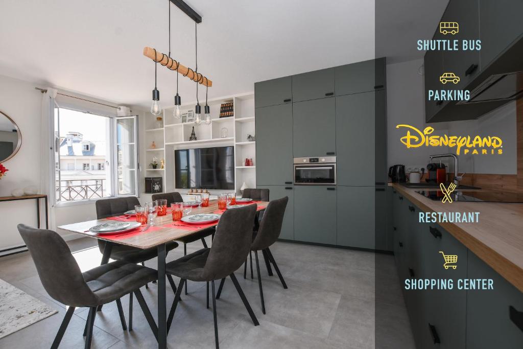塞里斯Superbe appartement pour 6 personnes à Disneyland的厨房以及带桌椅的用餐室。
