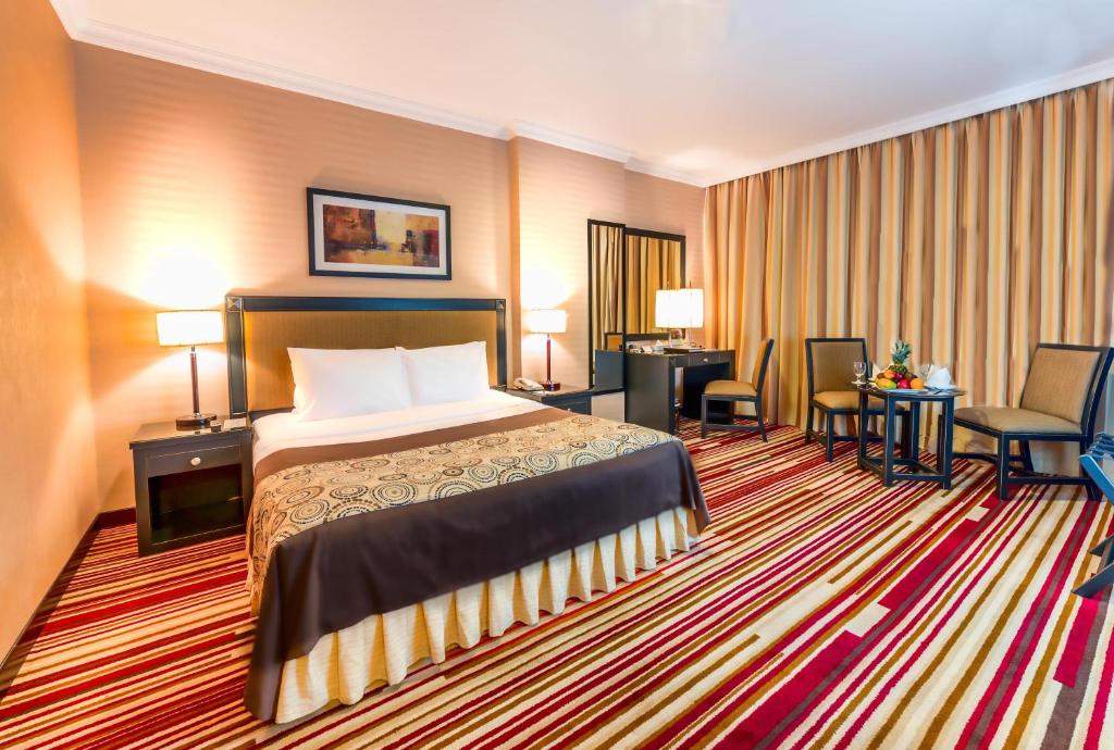 阿布扎比Executive Suites Abu Dhabi的配有一张床和一张书桌的酒店客房