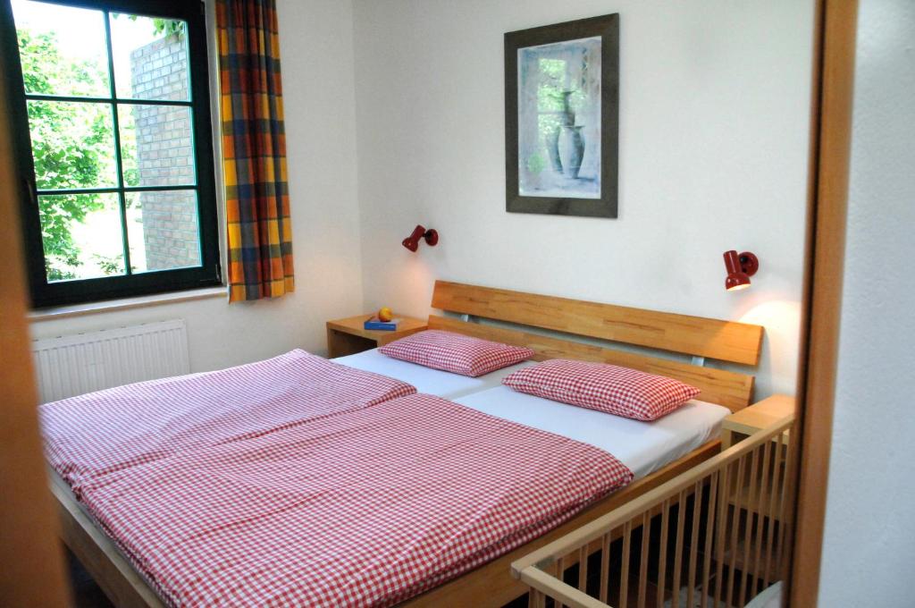Neu KlockenhagenFerienwohnung "Wismar"的一间卧室设有两张床和窗户。