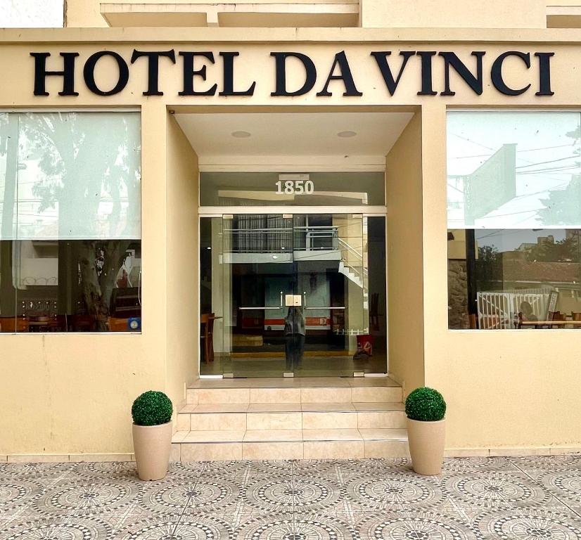 圣贝尔纳多Hotel Davinci的大楼前方带有标志的酒店翼楼