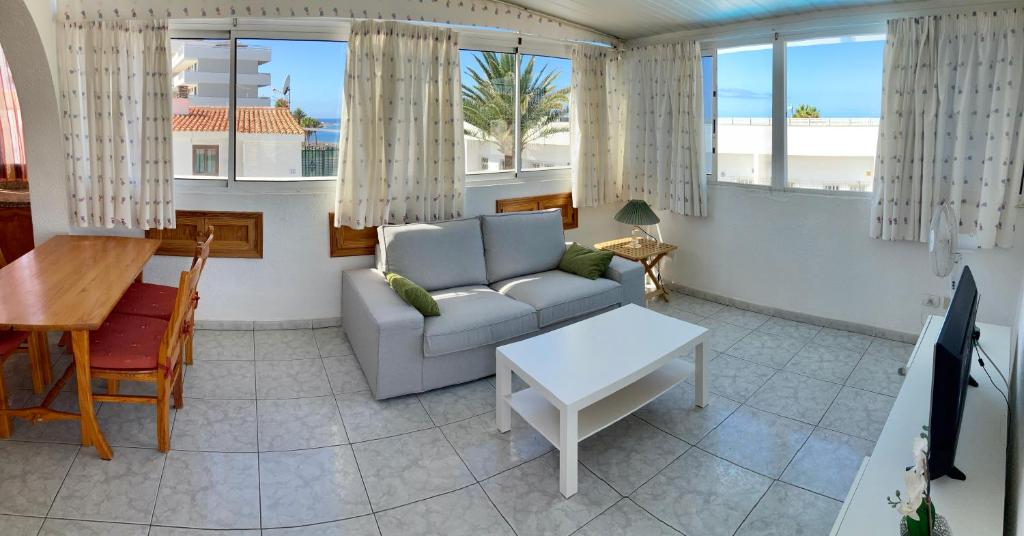 美洲海滩Apartment Veracruz Sunrises, Las Americas的客厅配有沙发和桌子