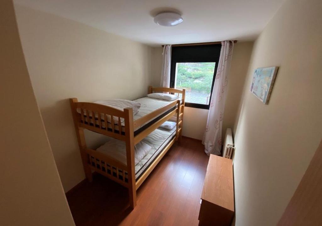 卡尼略Apartament l'Areny 21 - 6p - Canillo - Zona Grandvalira的客房设有两张双层床和一扇窗户。