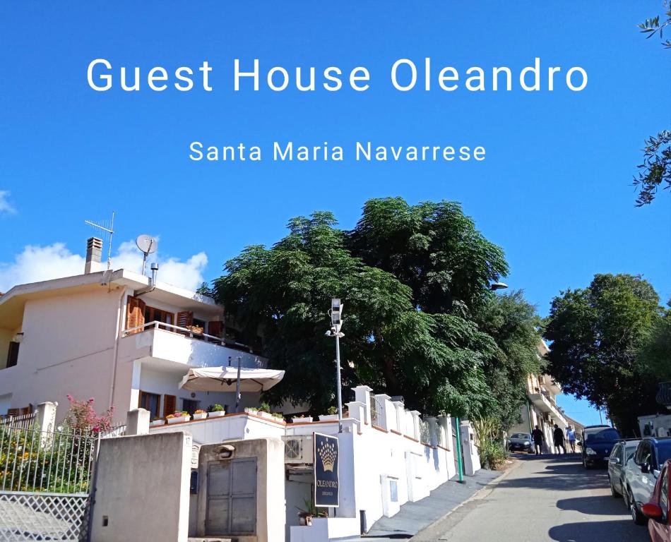 圣玛丽亚纳瓦雷Guest House Oleandro IUN 2727的街道边的建筑物