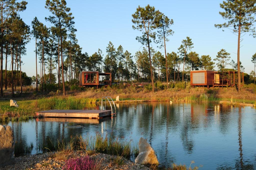 孔波尔塔Cocoon Eco Design Lodges的享有湖泊美景,拥有两栋房屋和树木
