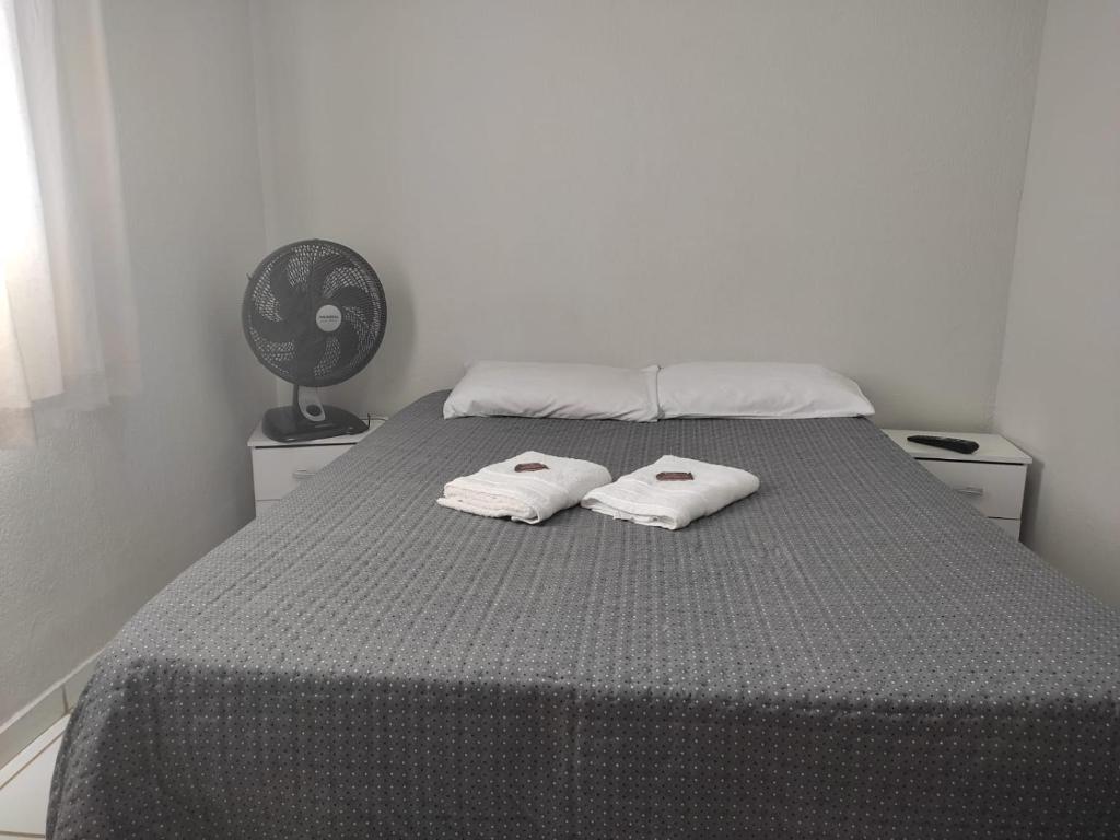布拉干萨-保利斯塔Apto com estacionamento, piscina e churrasqueira的一间卧室配有一张床,上面有两条毛巾