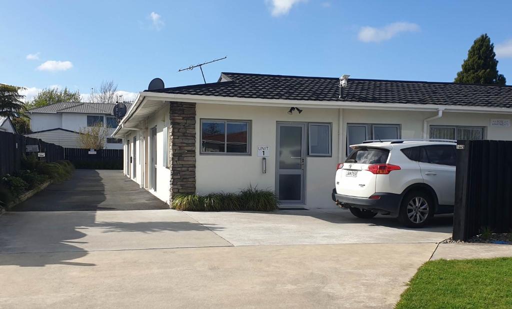 罗托鲁瓦Rose Apartments Central Rotorua- Accommodation & Private Spa的停在房子前面的白色汽车