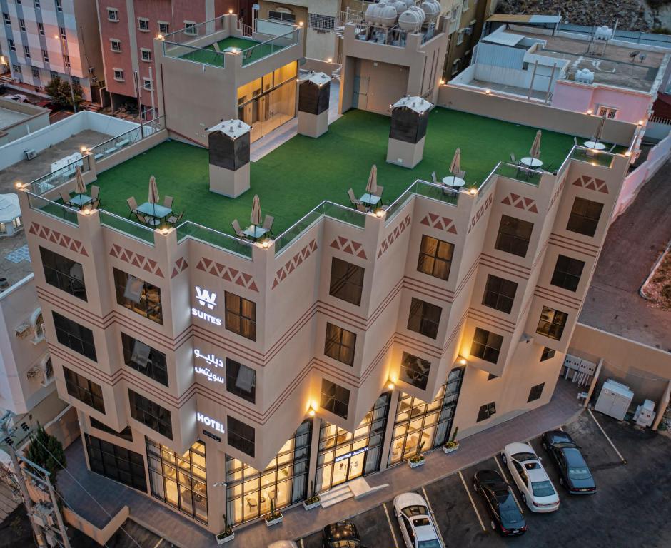艾卜哈W Suites Hotel的建筑的顶部景色,灯火在