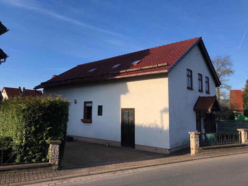 FlohFerienwohnung Familie Tröger的街上有红色屋顶的白色房子