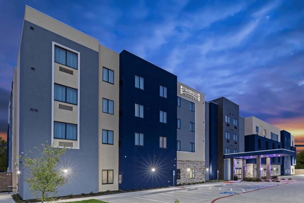 WoodwayStaybridge Suites Waco South - Woodway, an IHG Hotel的酒店前方的 ⁇ 染