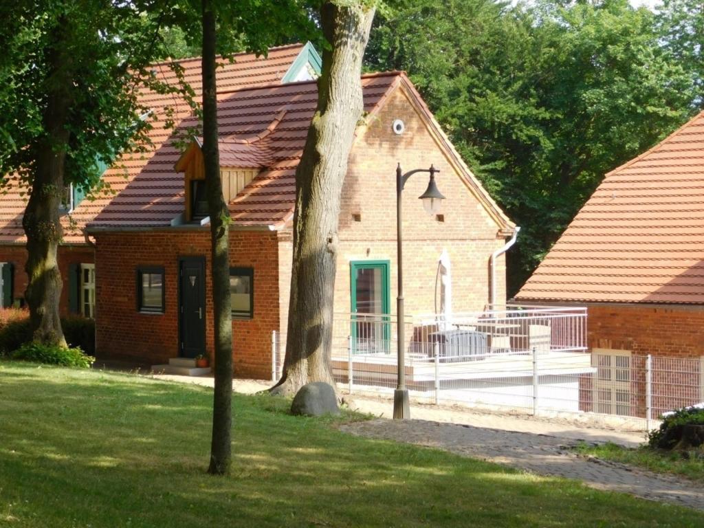 Bad SülzePfarrscheune的前面有树的砖房