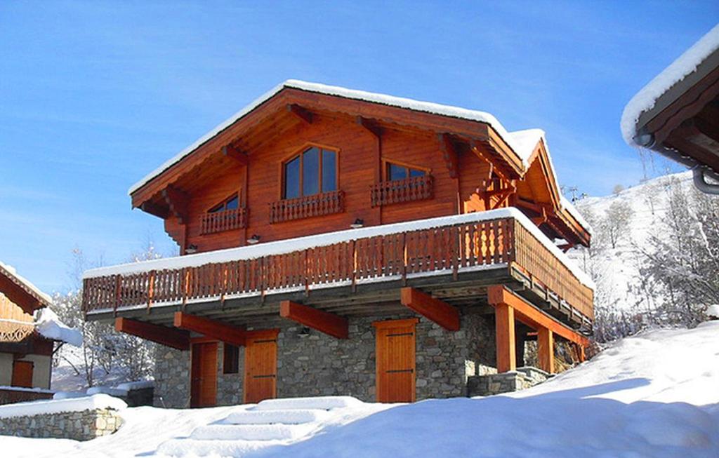 莱德萨阿尔卑斯Odalys Chalet Le Panorama的小木屋 - 带阳台