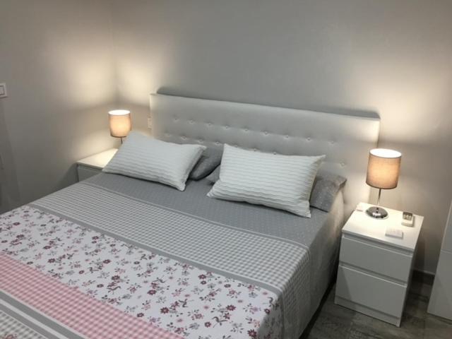 马德里Apartamento estilo nórdico en Malasaña (Madrid Centro)的一间卧室配有一张带2个床头柜的大床