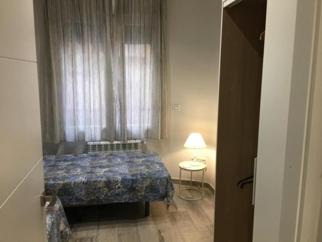 Apartamento estilo nórdico en Malasaña (Madrid Centro)客房内的一张或多张床位