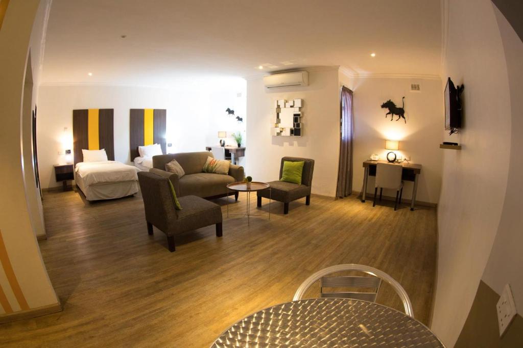卢萨卡cairo apartment的客厅配有沙发和1张床