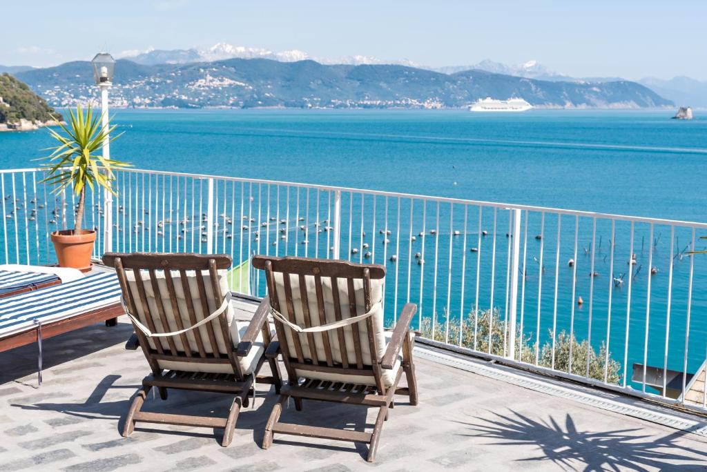 韦内雷港Affittacamere la Tortuga的两把椅子坐在俯瞰水面的阳台