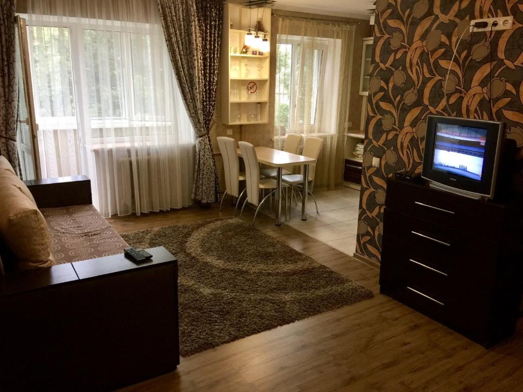 切尔尼戈夫Апартаменти的客厅配有电视和桌椅