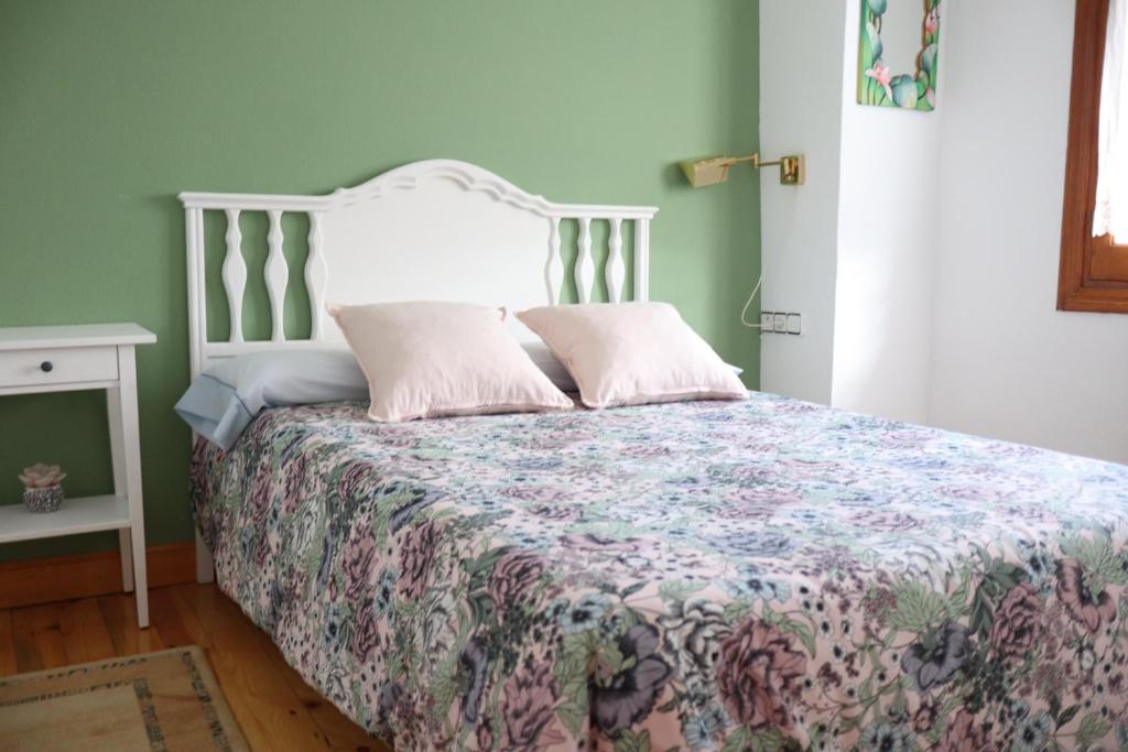 ParalacuestaEl Mirador 2的一间卧室配有一张带花卉床罩的床