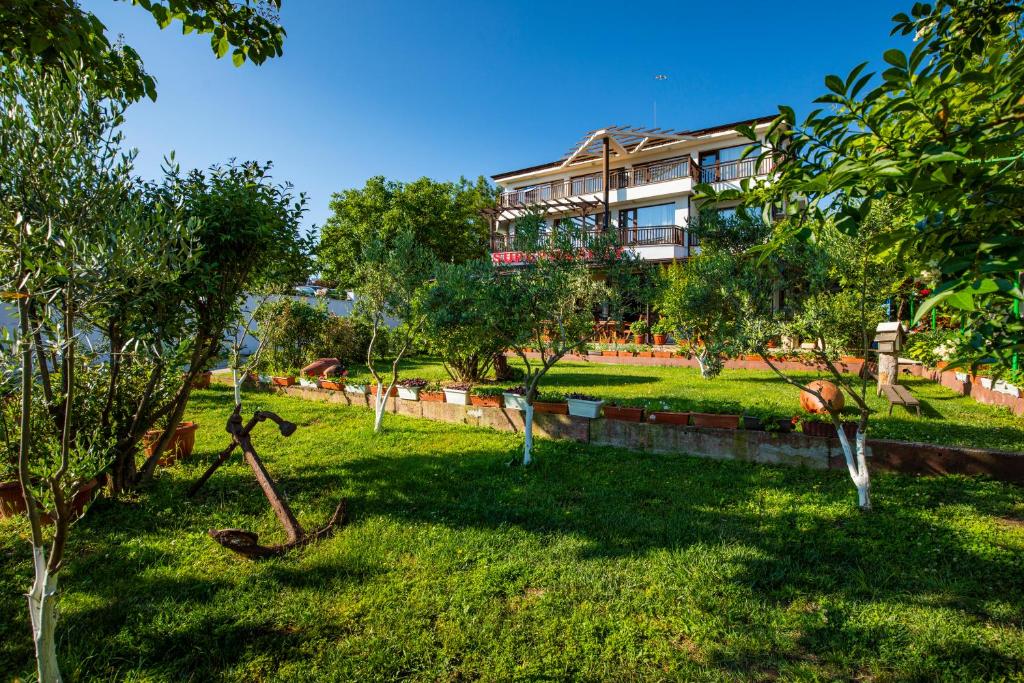 索佐波尔樱桃别墅旅馆的一座种有树木的花园,一座建筑的背景