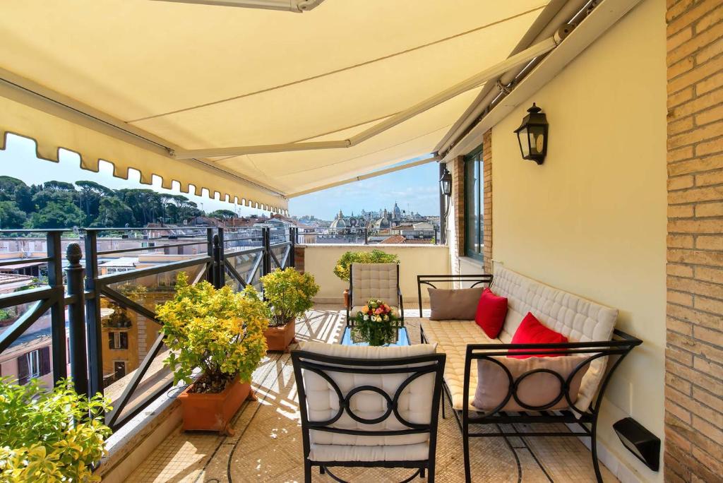 罗马河流皇宫酒店的阳台配有桌椅和植物
