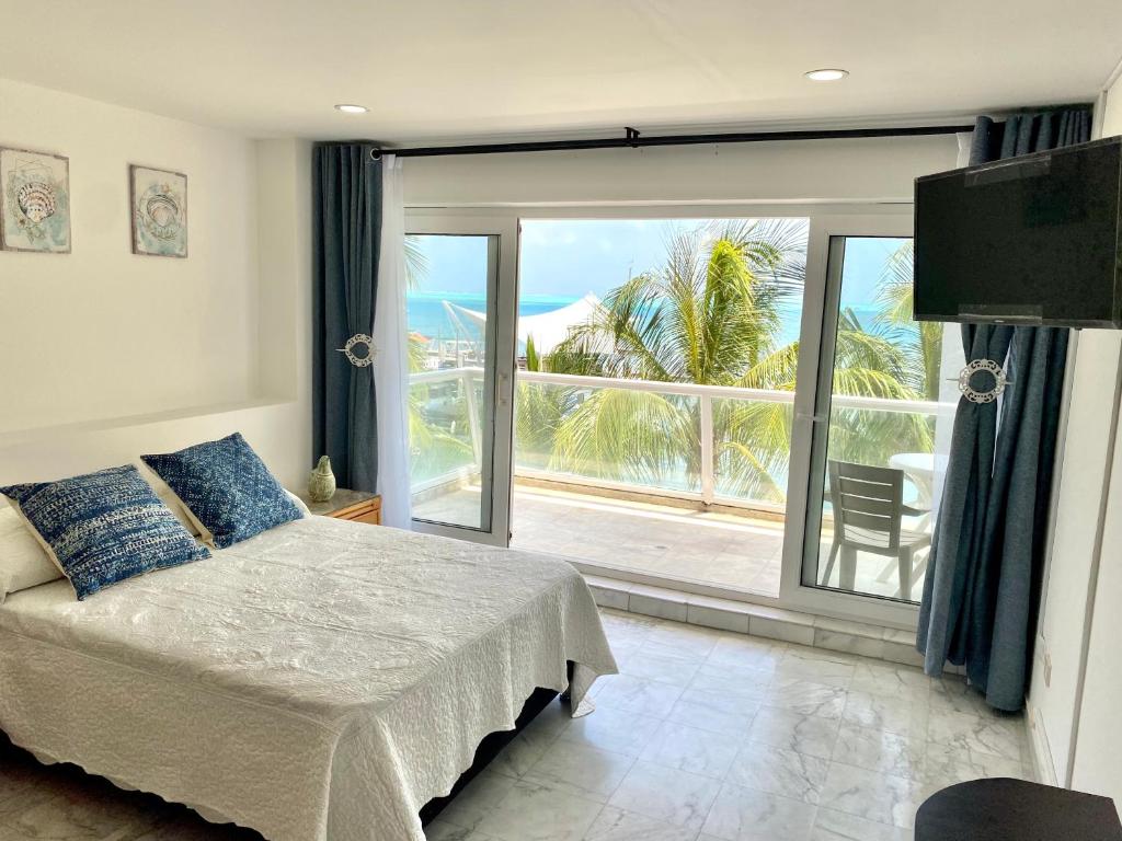 圣安德烈斯Exclusivos Apartamentos con playa privada的一间卧室设有一张床和一个大型滑动玻璃门