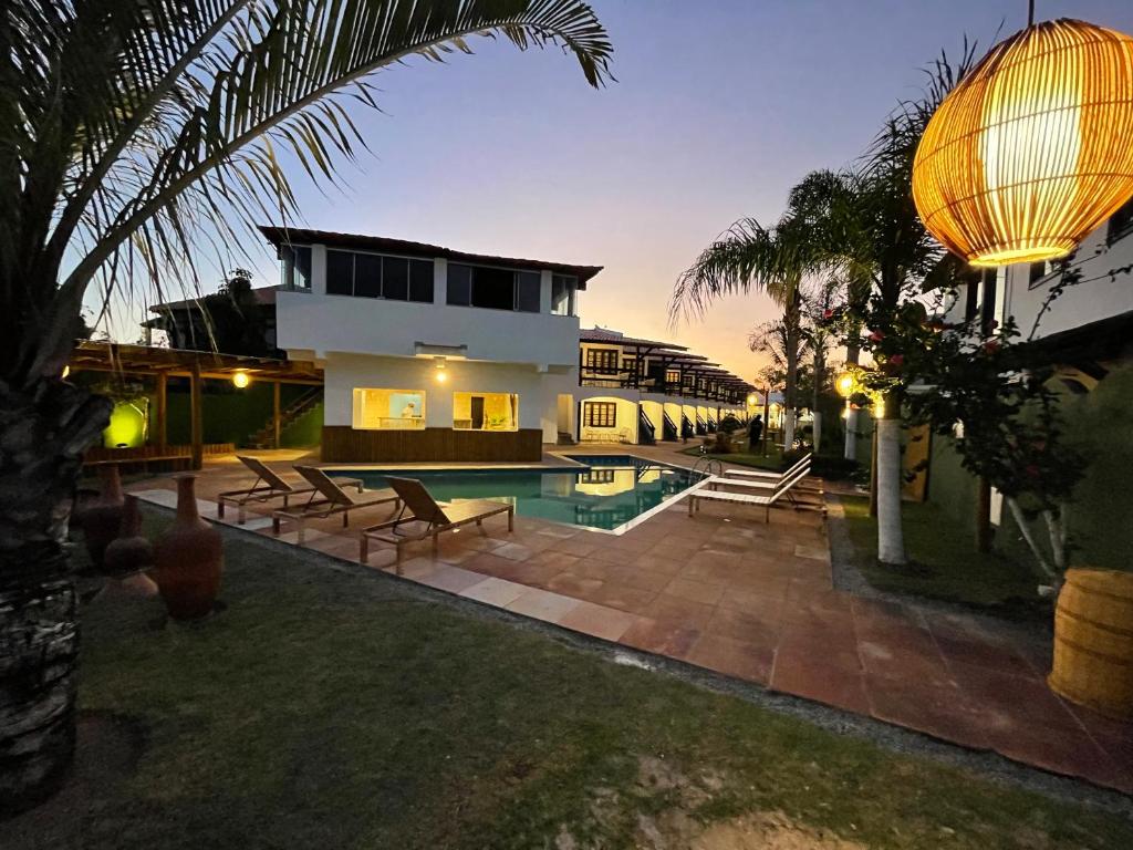 塞古罗港MUTA PRAIA HOTEL的一座带游泳池和房子的别墅