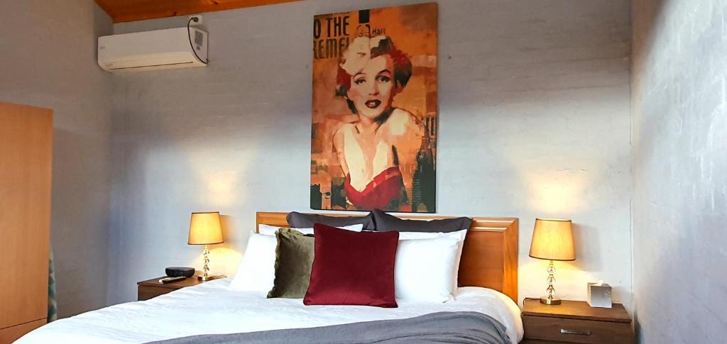 格洛斯特Great Escape Lofts的一间卧室配有一张壁画床