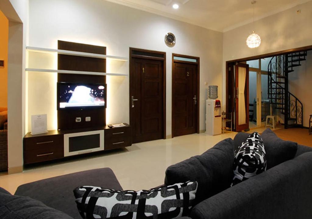 日惹诺拉度假屋的带沙发和电视的客厅