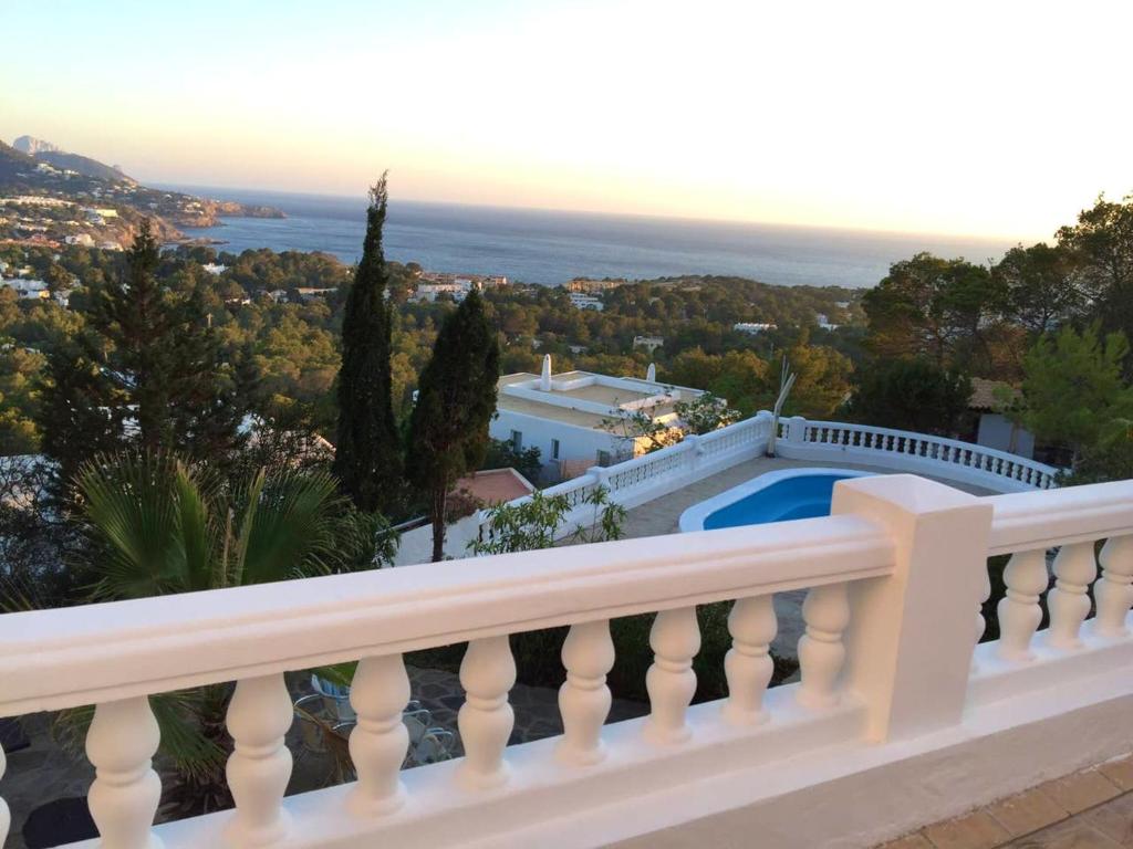 圣何塞德萨塔莱阿5 bedrooms villa at Sant Josep de sa Talaia 900 m away from the beach with sea view private pool and enclosed garden的相册照片