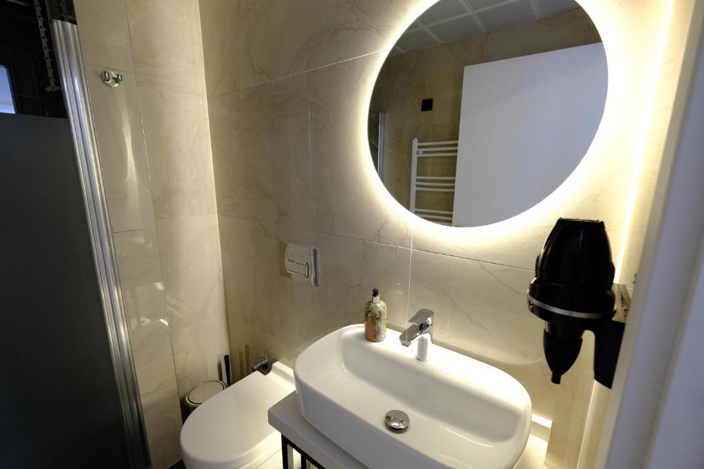 安塔利亚Vega Suites的一间带水槽、镜子和卫生间的浴室