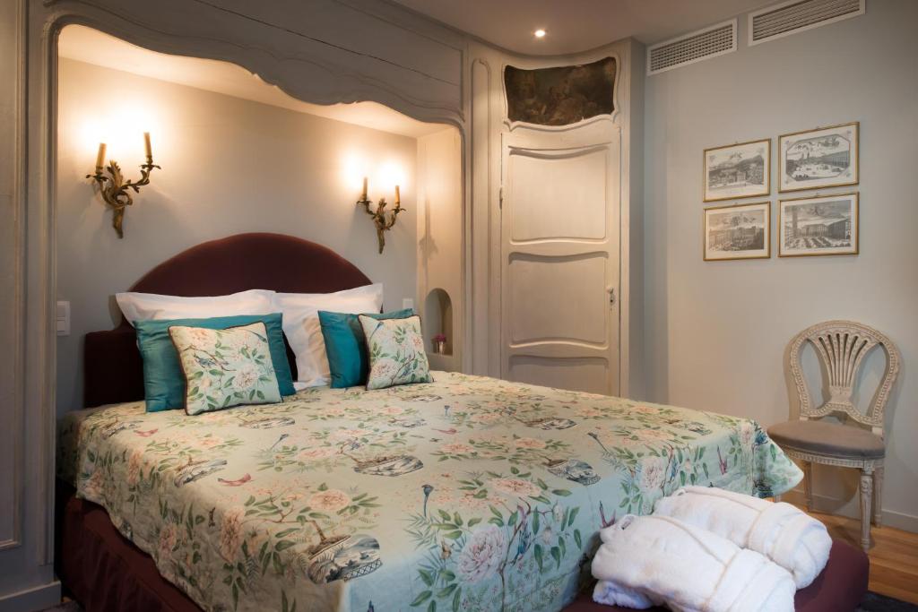 布鲁日河滨之家 - 豪华旅馆的一间卧室配有一张大床和一张大床,铺有四柱床