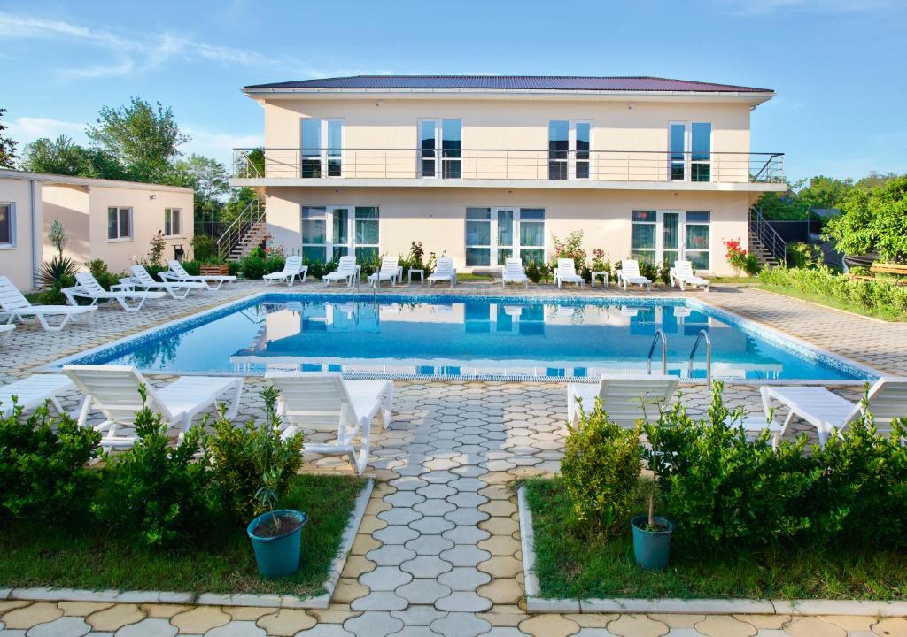 古达乌塔Family Resort Bambora的别墅前设有游泳池