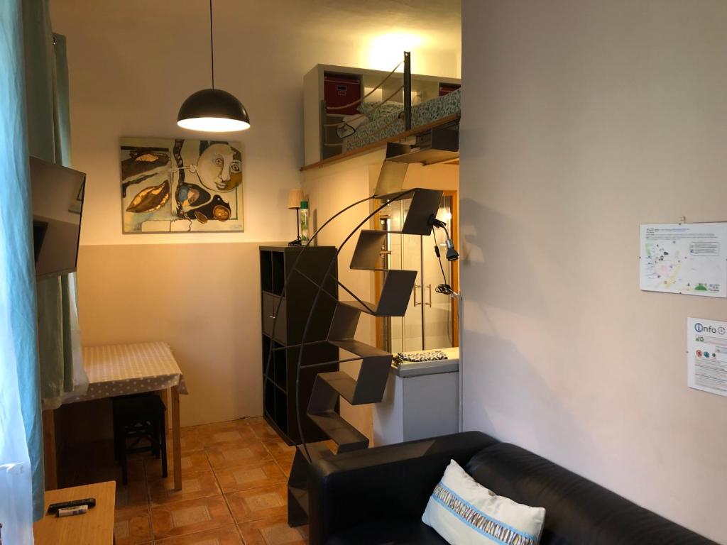 巴塞罗那Estudio Finestrelles的客厅设有黑色沙发和楼梯。