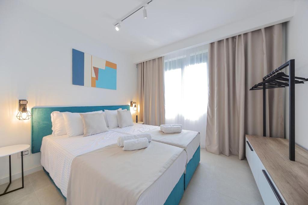 雅戈丁那9 apartments的酒店客房设有两张床和电视。