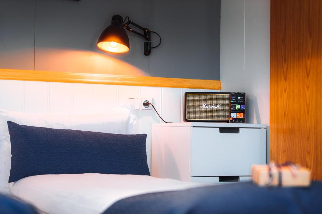 GarðurNordic Natura的一间卧室配有一张床和一张带显示器的书桌