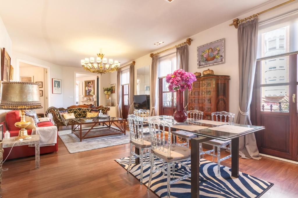 波图加莱特Amplio y Elegante con Diseño Vintage的客厅配有桌椅