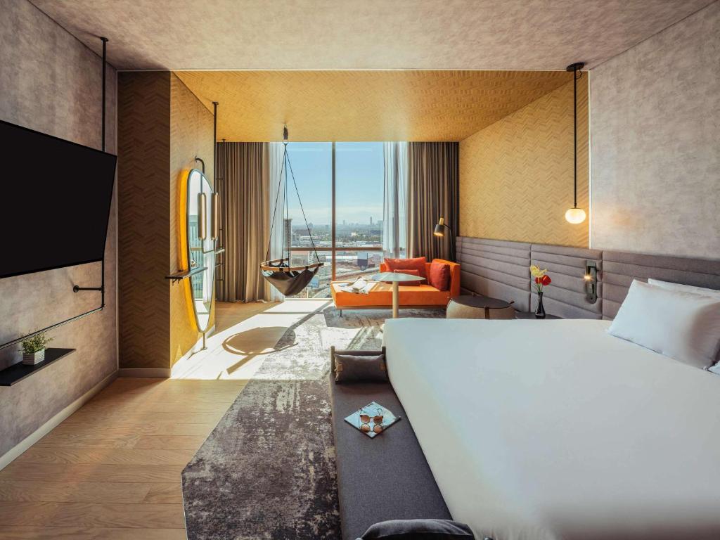 墨西哥城Novotel Mexico City Toreo的酒店客房设有床和客厅。