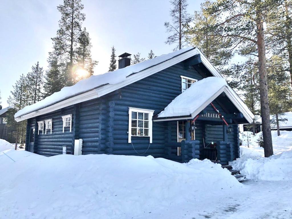 列维Liirakka Levi的蓝色小木屋,有雪