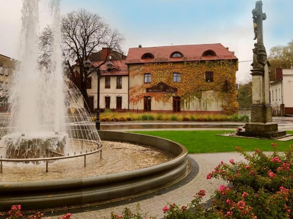 米科武夫Restauracja - Hotel Mocca D'oro的建筑物前公园的喷泉