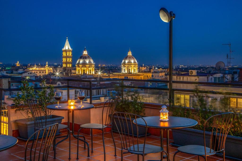 罗马Sophie Terrace Hotel的市景阳台配有桌椅。
