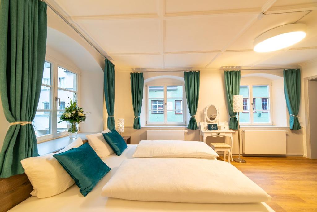 梅明根Urban Flair Hotel的一间卧室设有两张床和绿色窗帘