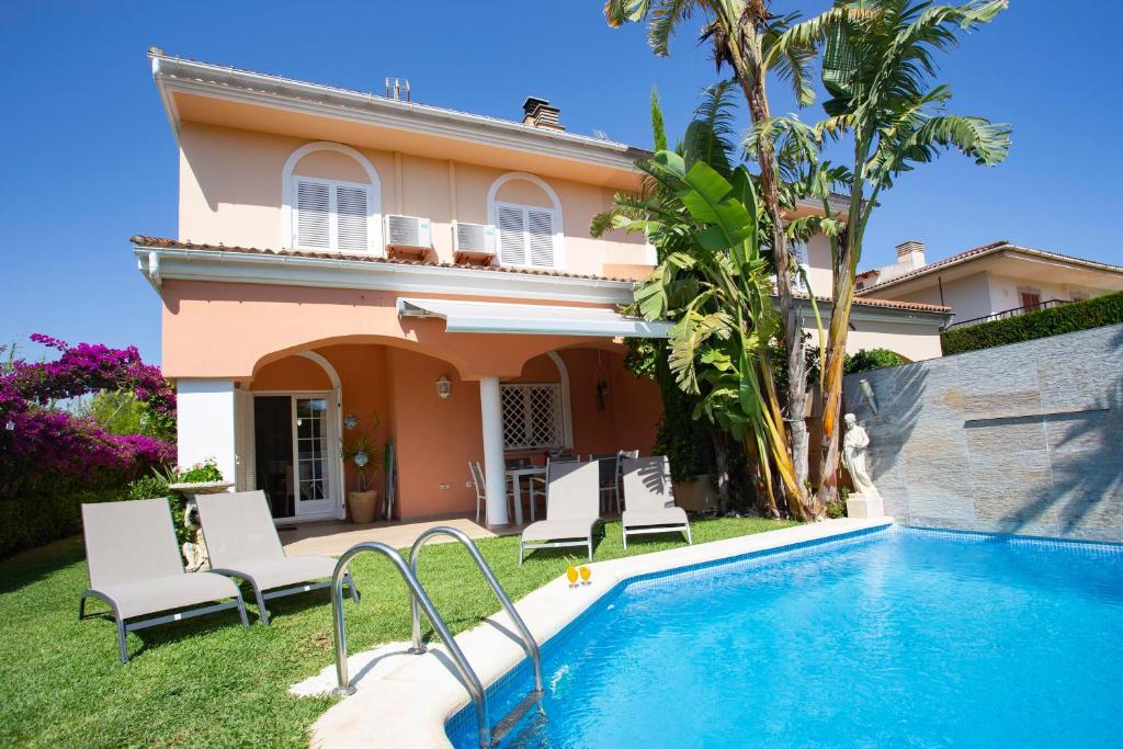 穆罗海滩Casa Albufera的别墅前设有游泳池