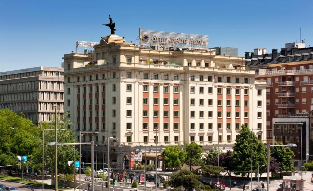 马德里Hotel Fenix Gran Meliá - The Leading Hotels of the World的一座白色的大建筑,上面有雕像