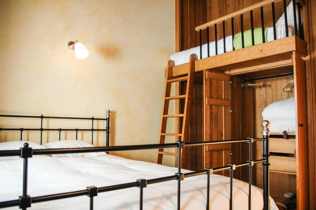 FolgosinhoCasa dos Limos Verdes的带梯子的客房内的双层床