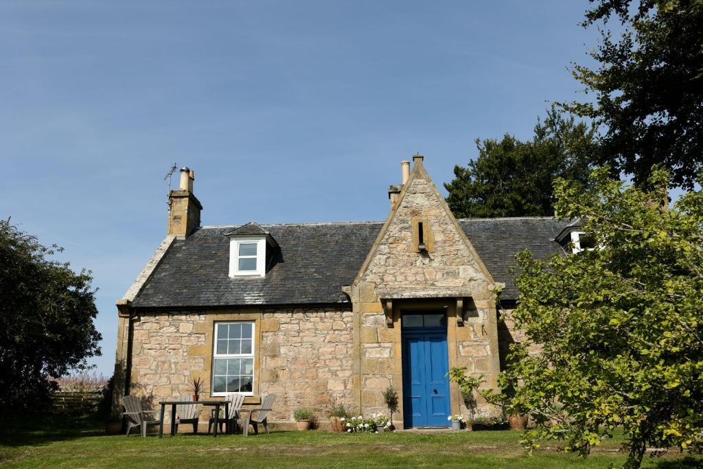 福里斯Abbotshill, Dalvey Estate的一座带蓝色门的古老石屋