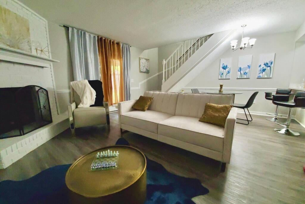 杰克逊Modern Designer Townhouse 2Br Ideal for Long Stays!的带沙发和电视的客厅