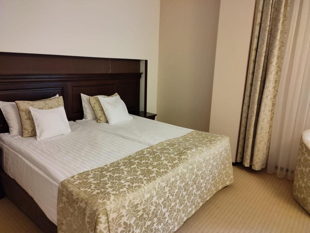 波亚纳布拉索夫Poiana Brasov Alpin Resort Hotel Aparthotel 2204, private property的卧室配有一张带白色床单和枕头的大床。