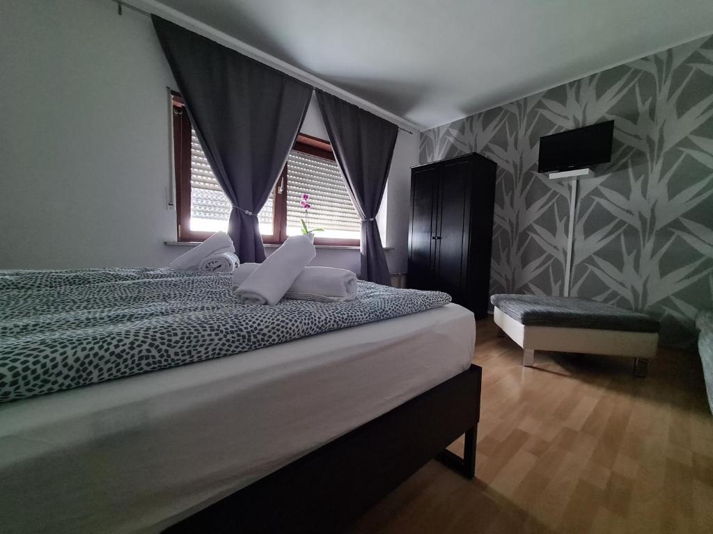 施韦青根希维切因根公寓的一间卧室设有一张大床和一个窗户。