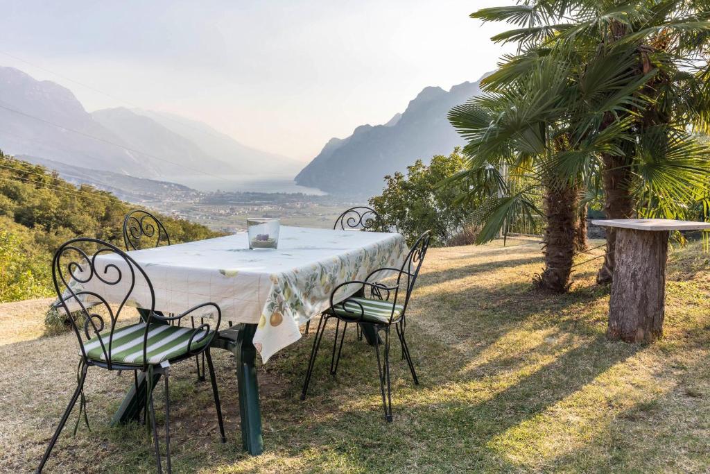 阿科Casa Zanoni的桌椅,享有山景