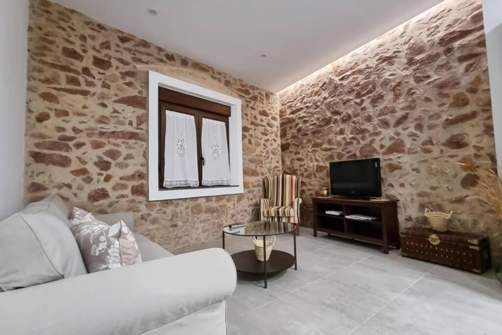 比拉法梅斯Casa Pedra de Roder的带沙发和电视的客厅